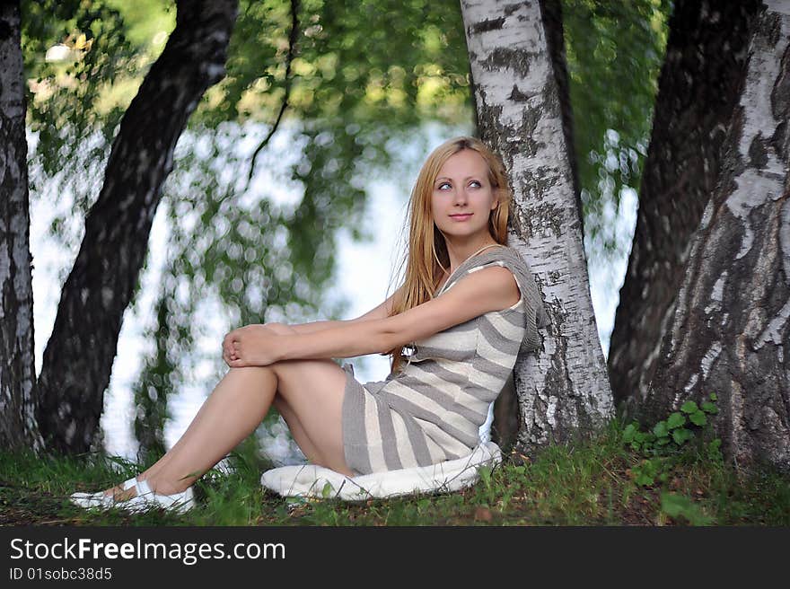 Beautiful young woman in park  portrait