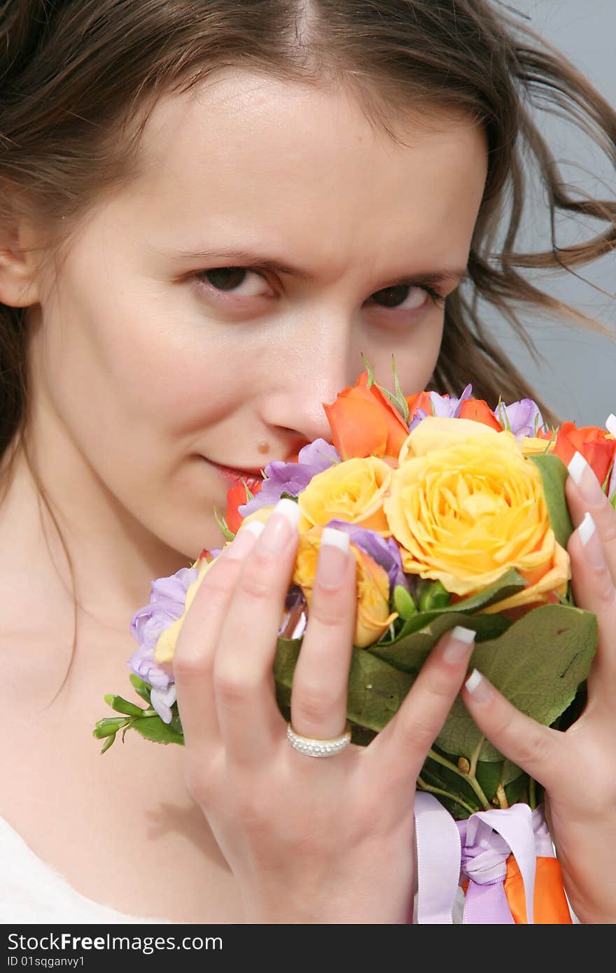 Portrait of the beautiful bride with a wedding bouquet from roses