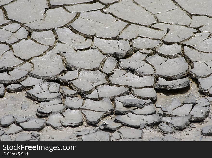 Droughtiness of soil forming pattern cracks. Droughtiness of soil forming pattern cracks