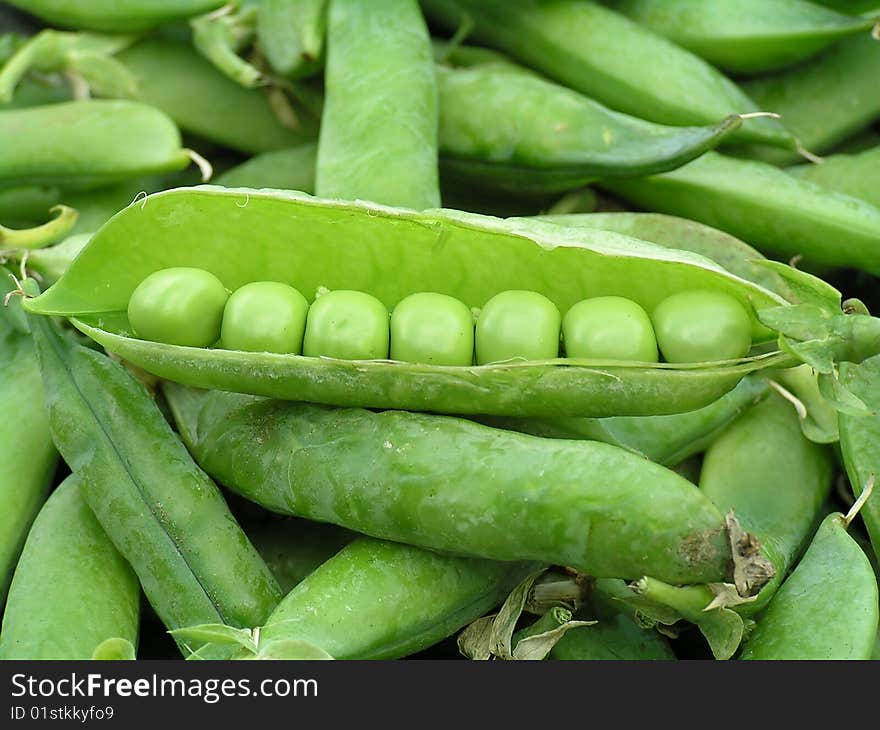 Image of fresh green peas