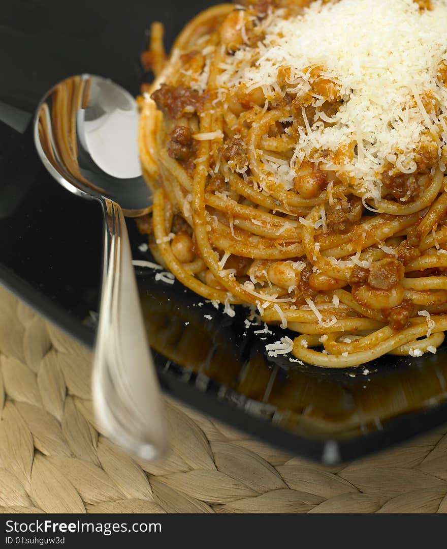 Spaghetti with minced meat and beans