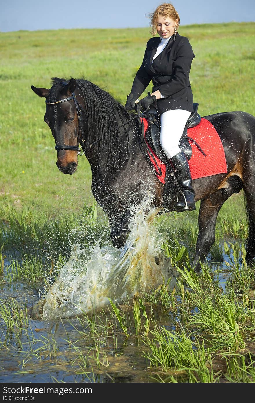 Horsewoman and her horse /  spray water