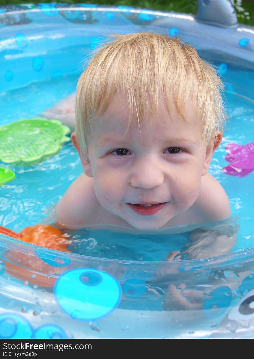 The small boy in the children´s pool. The small boy in the children´s pool