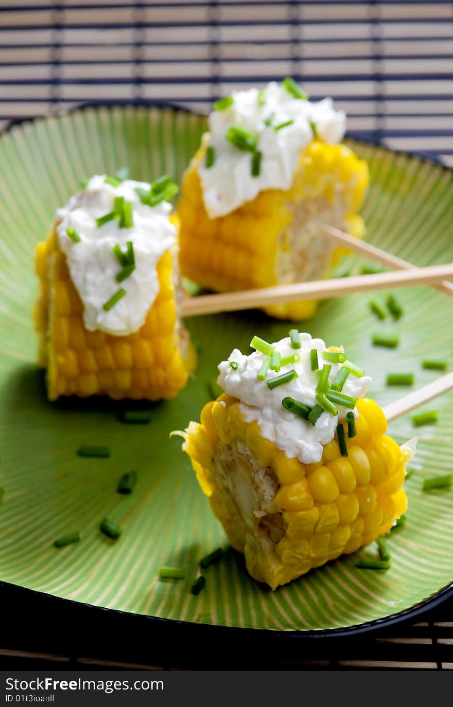 Cooked corn with garlic paste