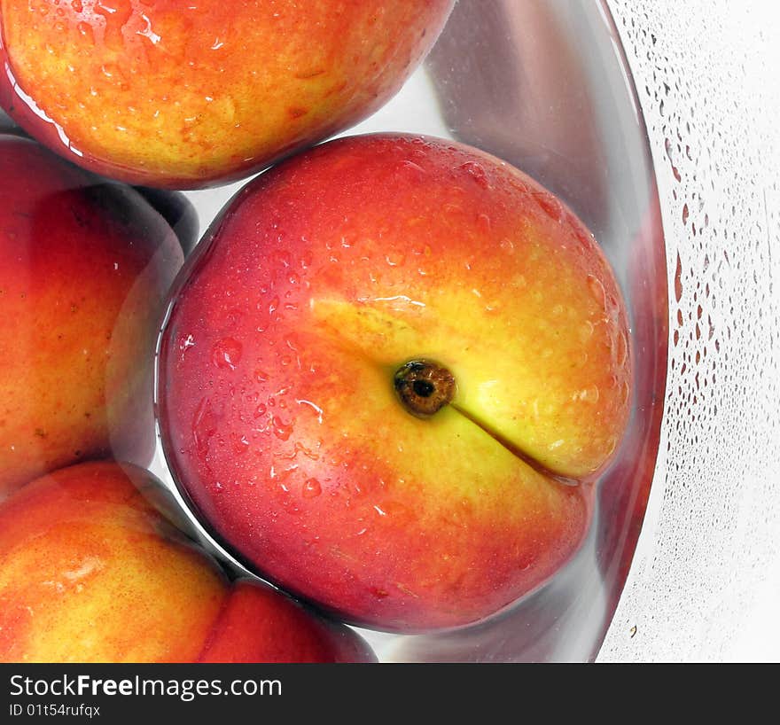 Nectarines in bowl of water