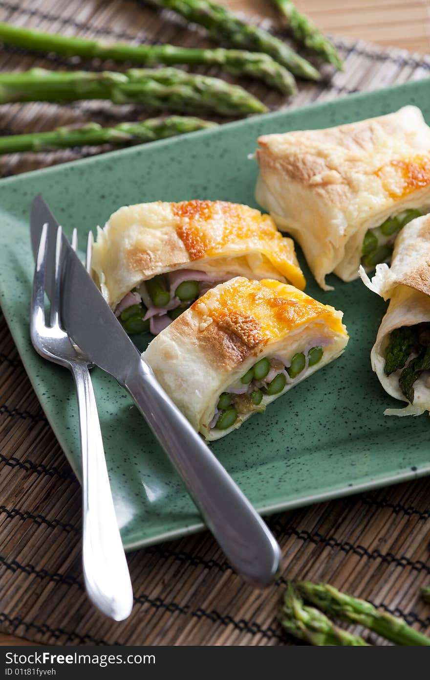 Baked tortillas with green asparagus and ham