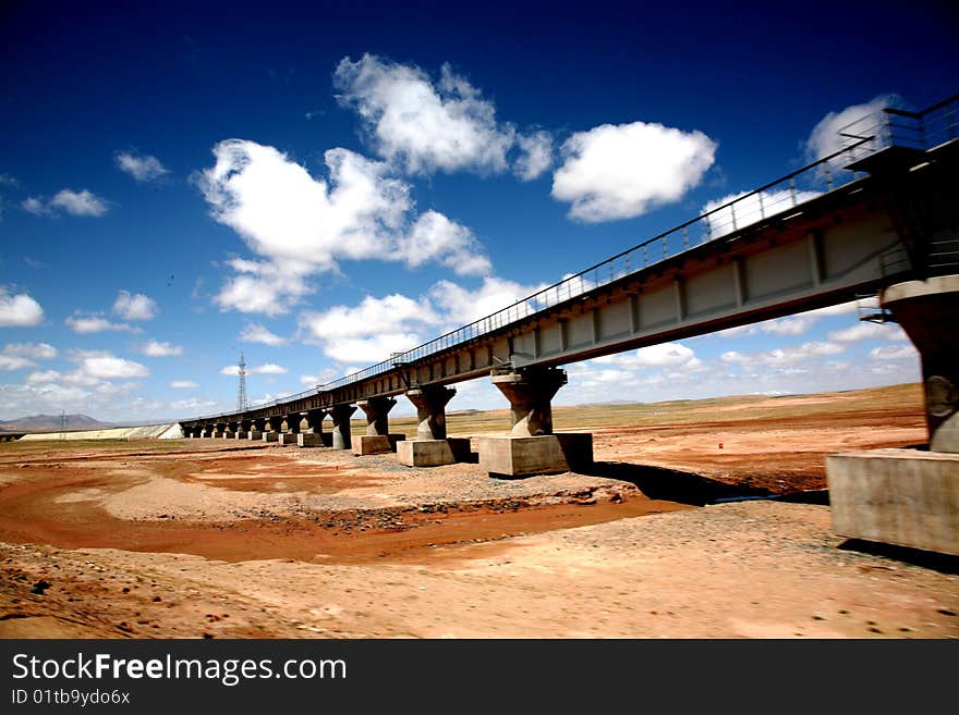 One of those big bridges stands in the way from Qinghai to Lhasa