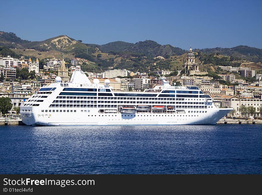 Large cruise ship of the Sicilian shore at Mesina