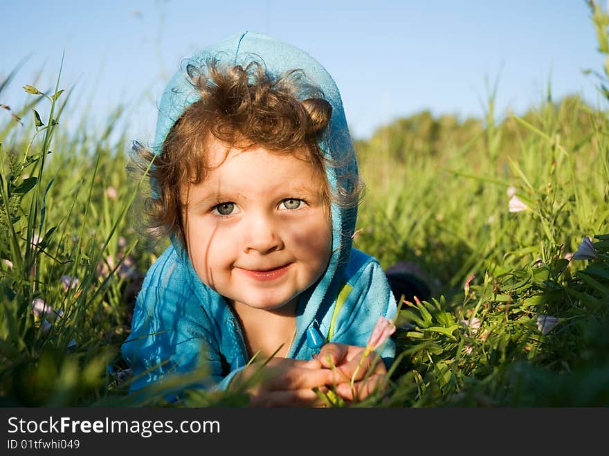 She lit the sun against the backdrop of the sky. She lit the sun against the backdrop of the sky