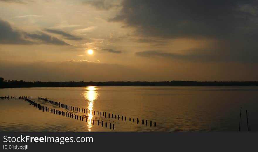 This Sunset is taken in a Dutch Nature park called Reeuwijkse Hout.