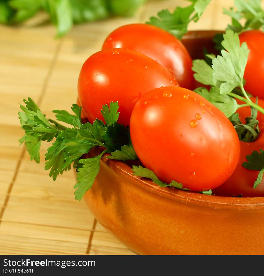 Tomatoes and parsley in bowl