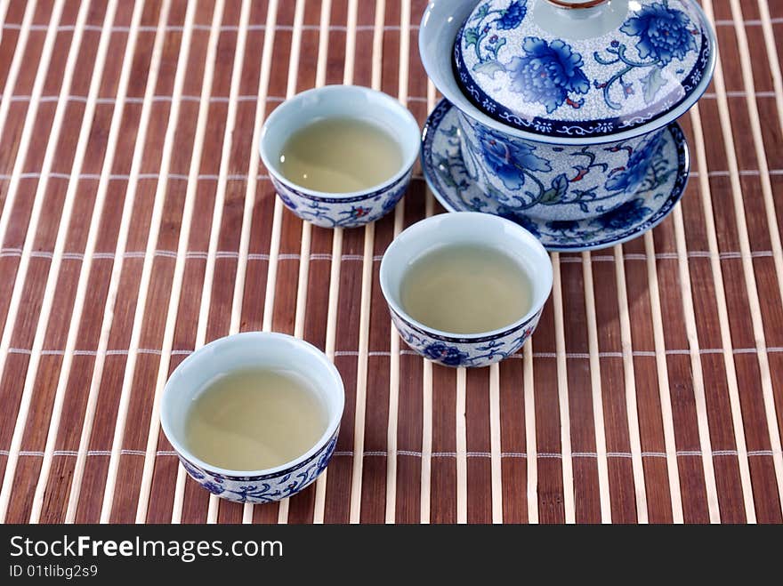 Blue and white porcelain teacups in the background of bambooã€‚