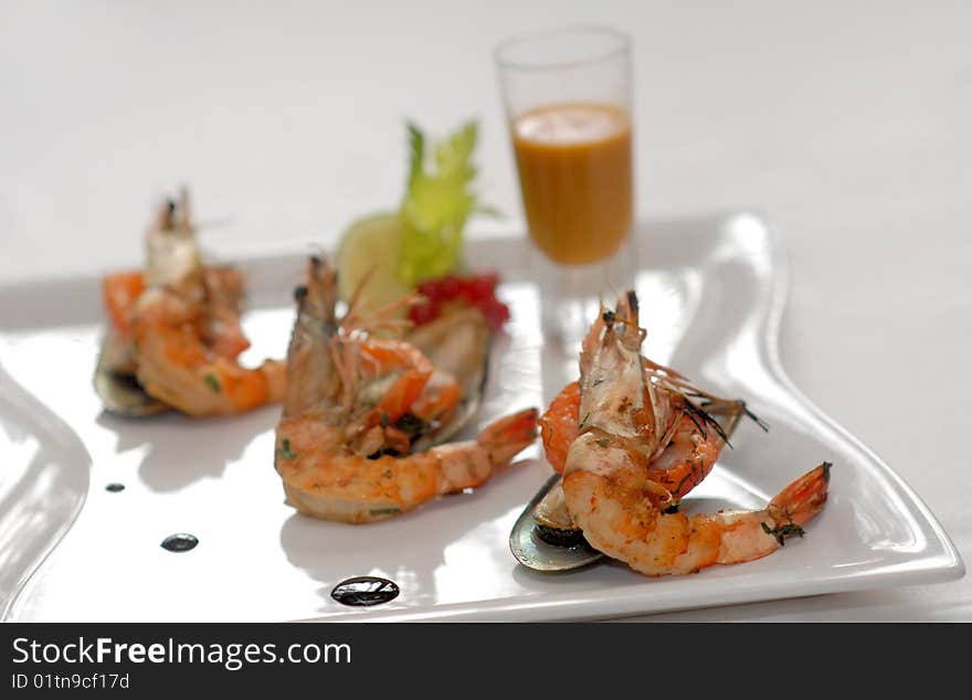 Shrimps and mussels with sauce