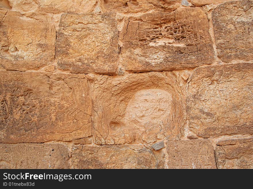 Different sizes of stones make up the pattern for this stone wall. Different sizes of stones make up the pattern for this stone wall.