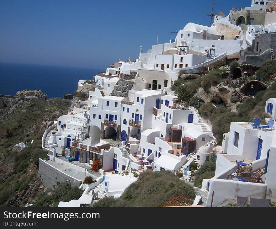 The white houses facing the mediterranean sea on the greek island of Santorini, near Crete. Les maisons blanches face à la mer Méditerranée sur l'ile grecque de Santorin, près de la Crète. The white houses facing the mediterranean sea on the greek island of Santorini, near Crete. Les maisons blanches face à la mer Méditerranée sur l'ile grecque de Santorin, près de la Crète.