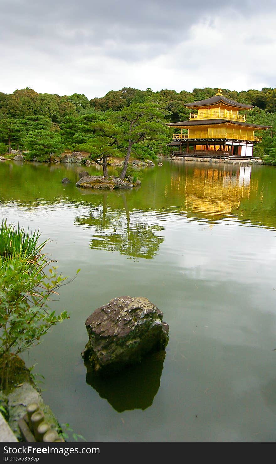 The golden pavilion temple (kinkakuji) in Kyoto, Japan