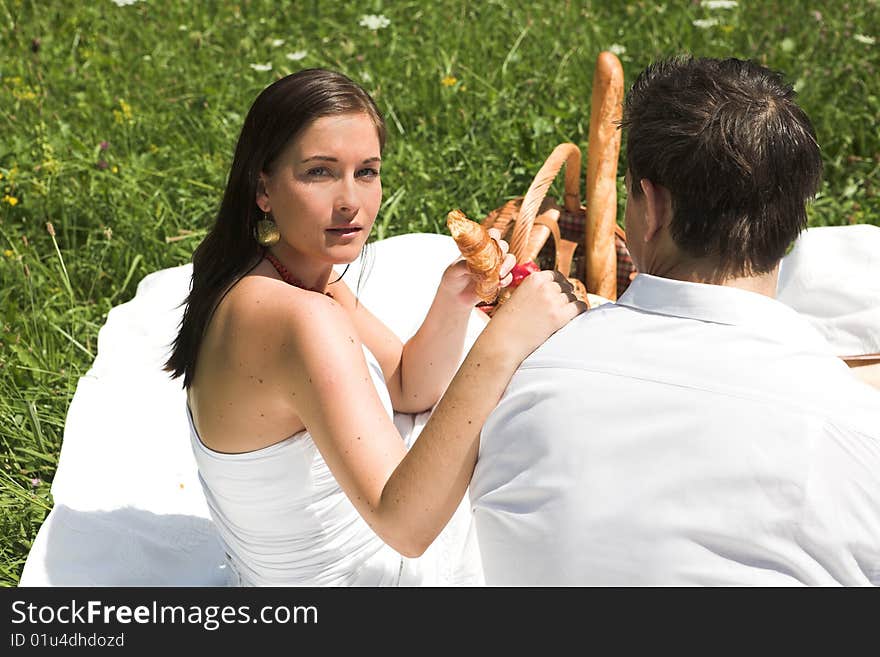 Young attractive couple having a picknick in the sun