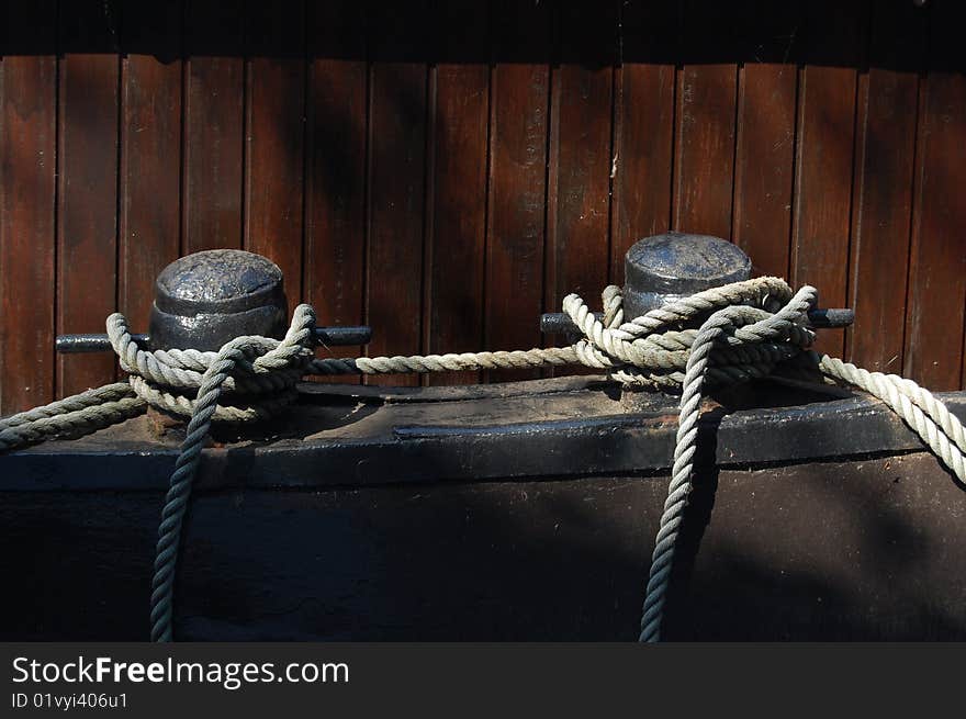 Some rope knots on a boat in a harbor