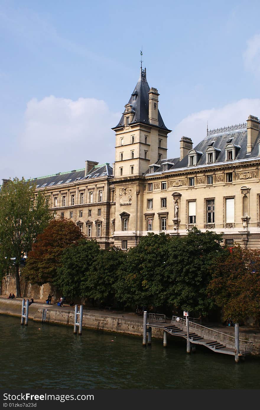 Building at la seine shore , Paris