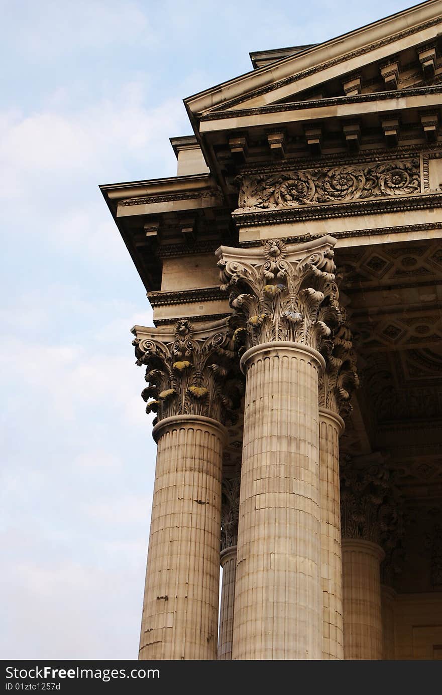 External view of the top end of a pillar.