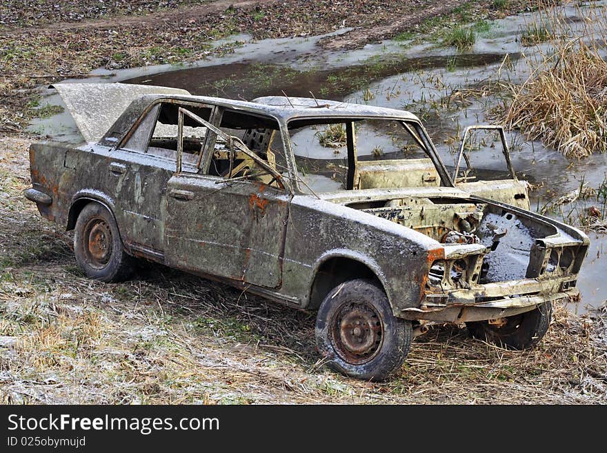 The car of the Russian gangster killed in firing. To the car have set fire and have left on a scene of crime.