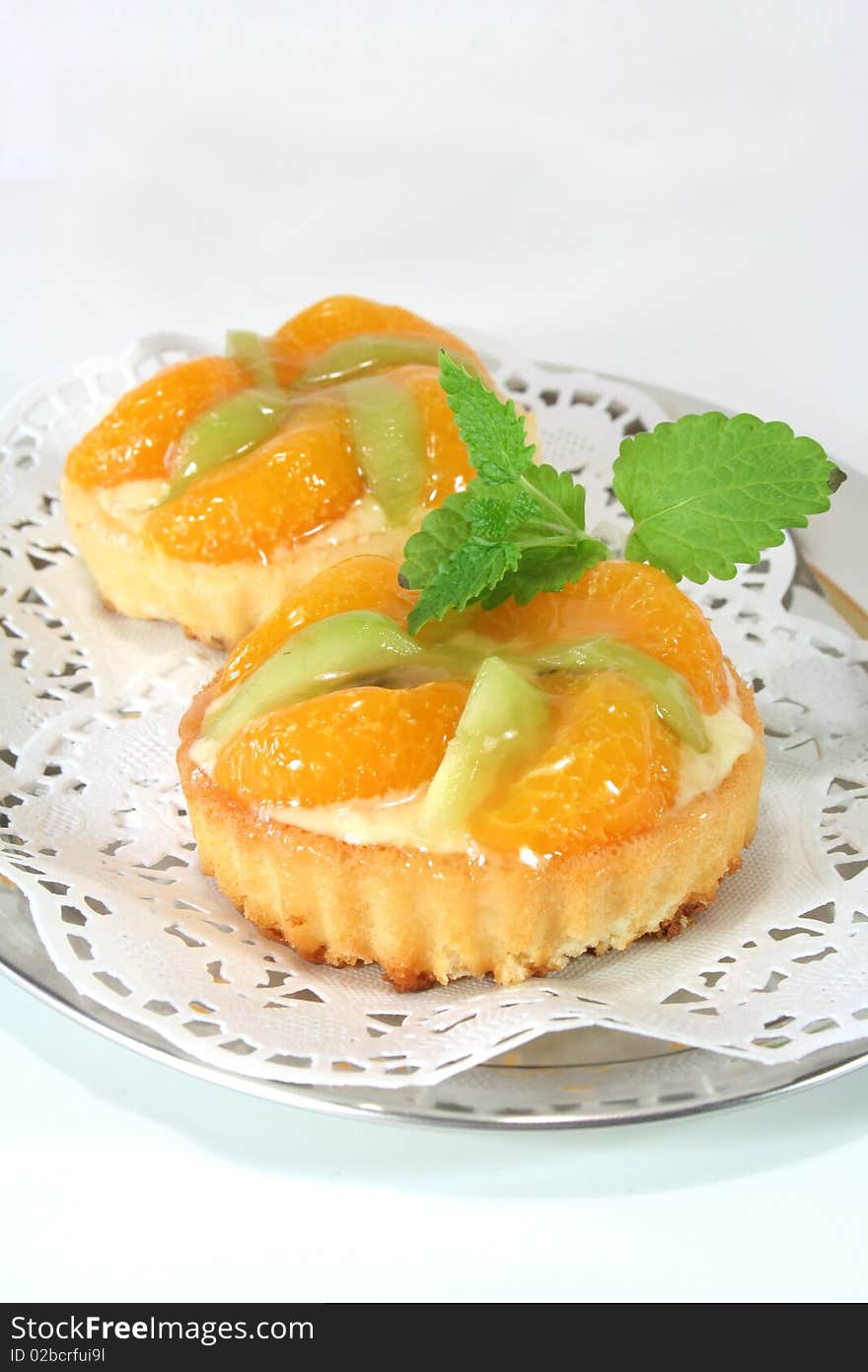 Mandarin tartlet with lemon balm