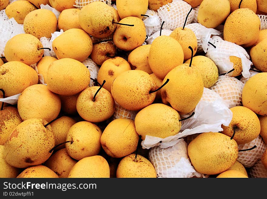 Pears close-up on market stall。. Pears close-up on market stall。