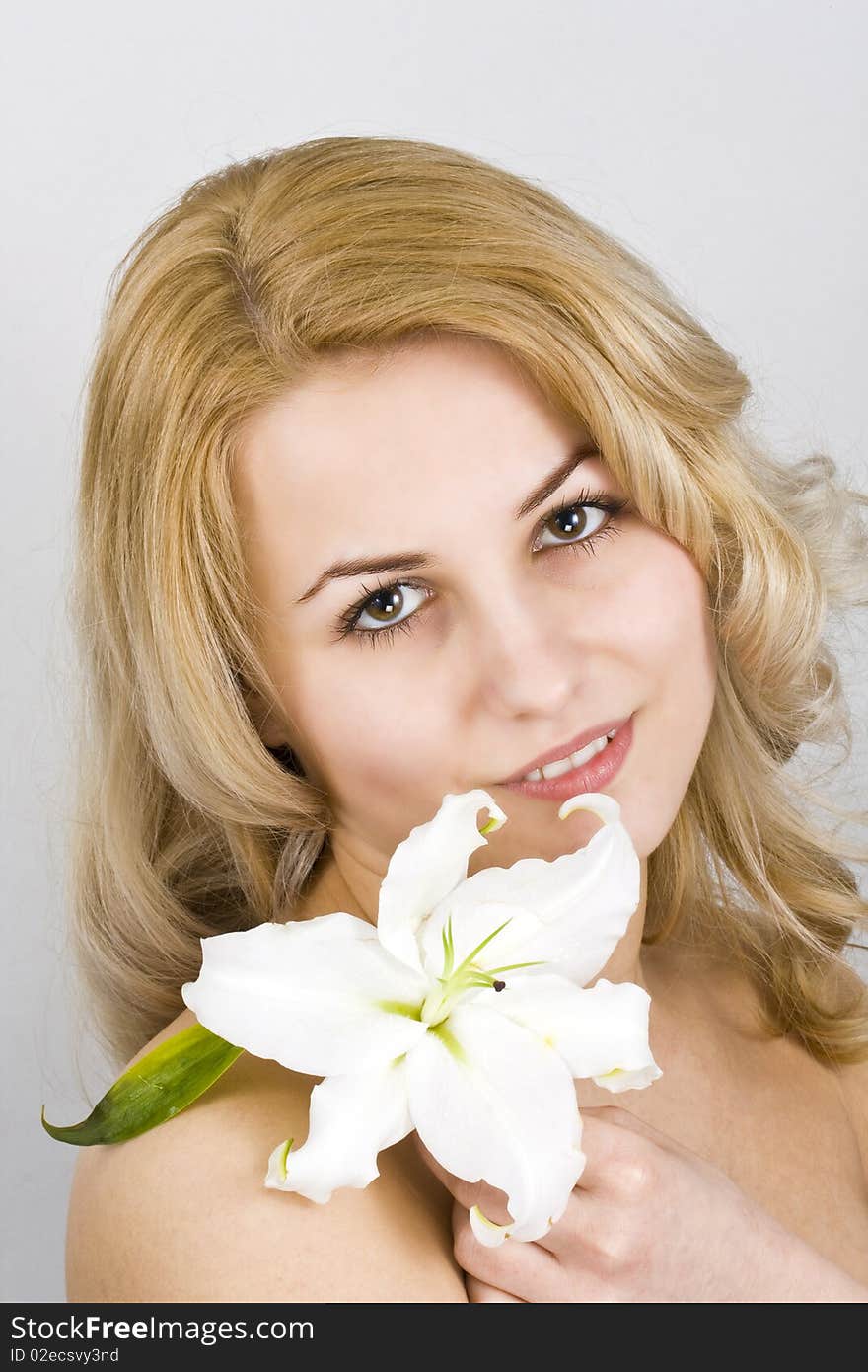 Portrait of beautiful young woman with spring flowers