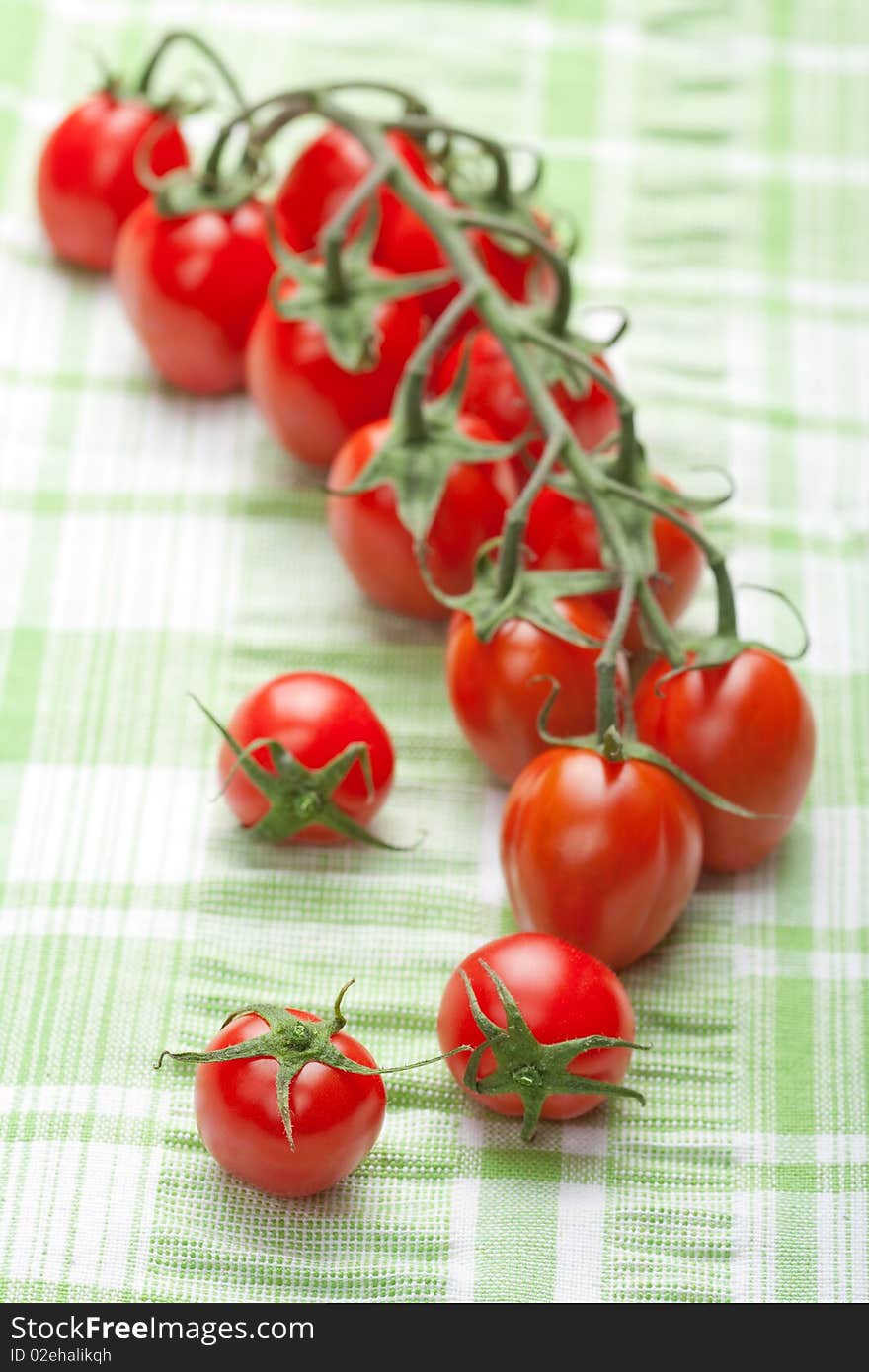 Tomatoes over green cloth