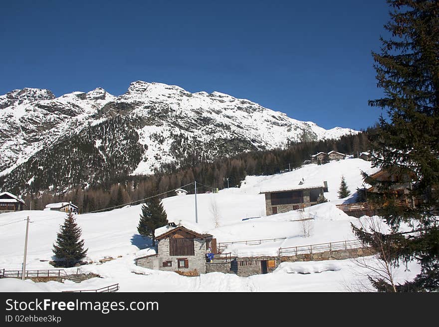 Mountain house cou allta a blanket of snow. Mountain house cou allta a blanket of snow