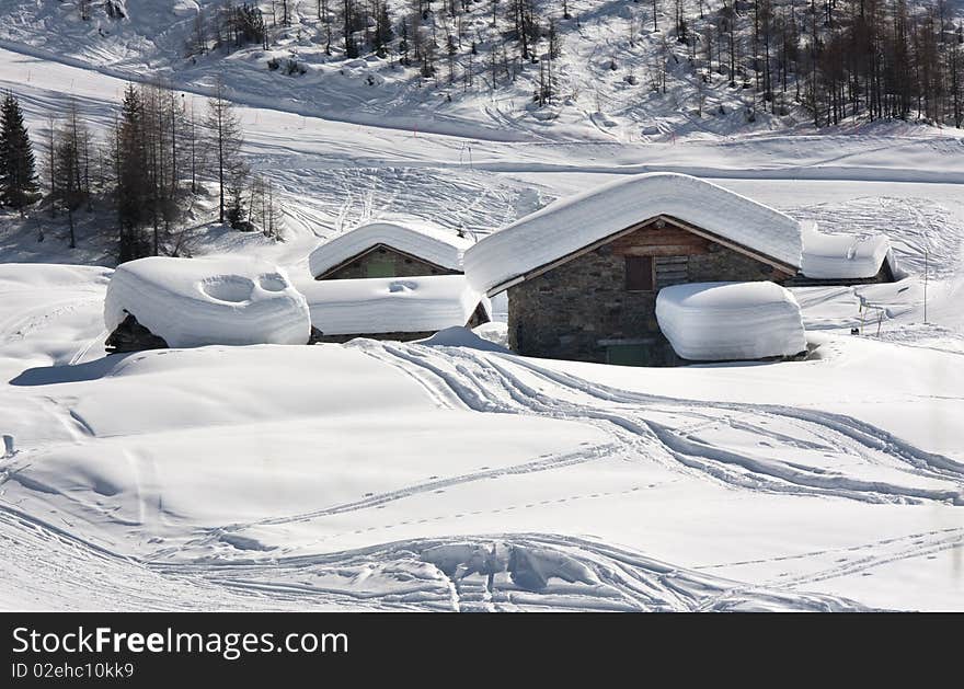 Mountain house cou allta a blanket of snow. Mountain house cou allta a blanket of snow