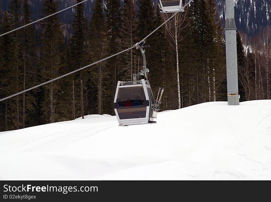 Gondola ski lift on the alpine skiing track