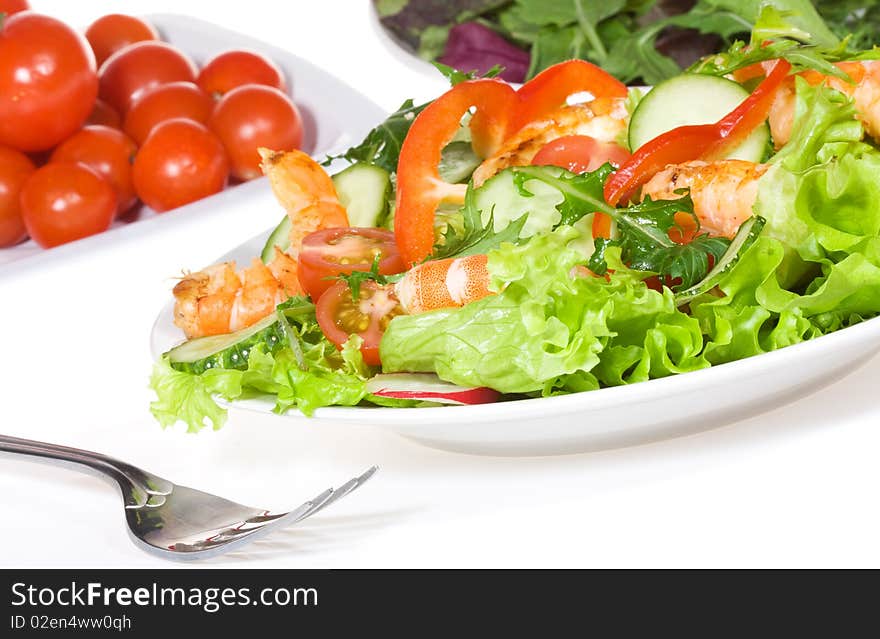 Salad with shrimps and vegetables