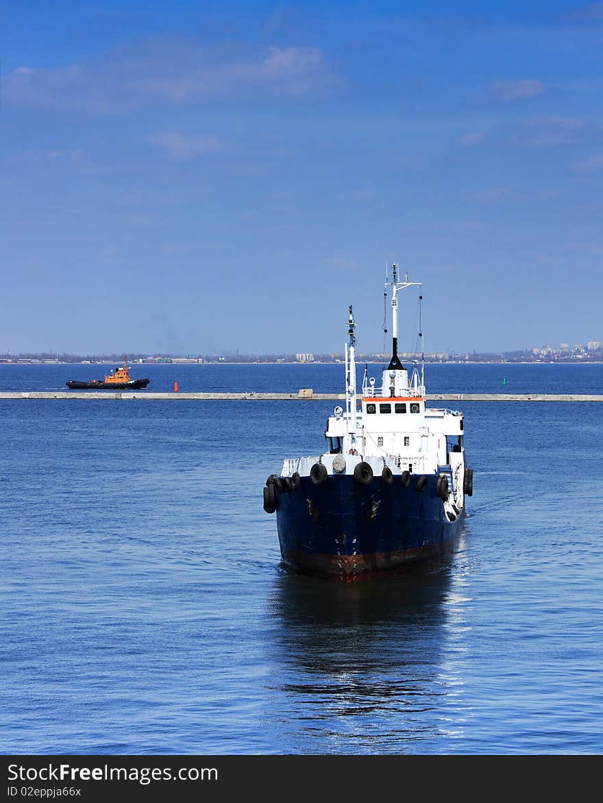 Ship arriving to port