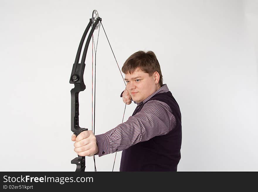 Man shoots compound bow