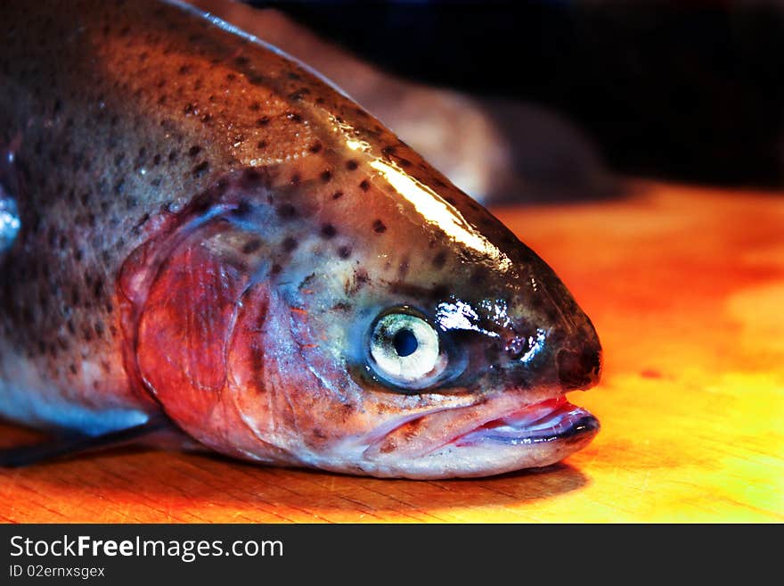 Fresh fish, Korean salmon will cook the fish, the fish is, the head of fish, the fish on the kitchen blackboard