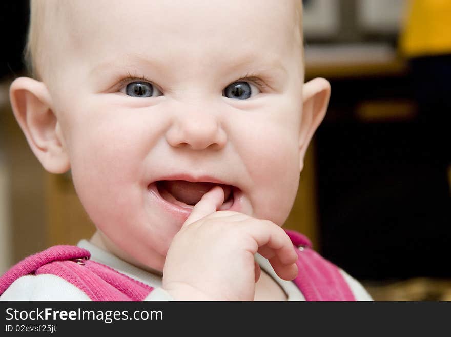 Child with finger in the mouth finding teeth