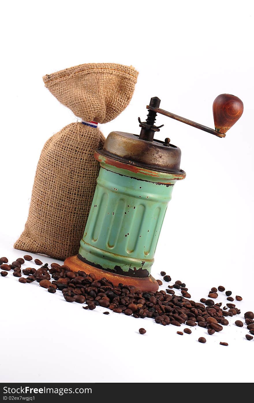 Vintage rusty coffee grinder and coffee beans