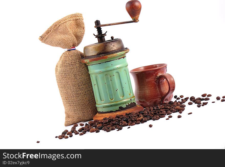 Vintage rusty coffee grinder and coffee beans