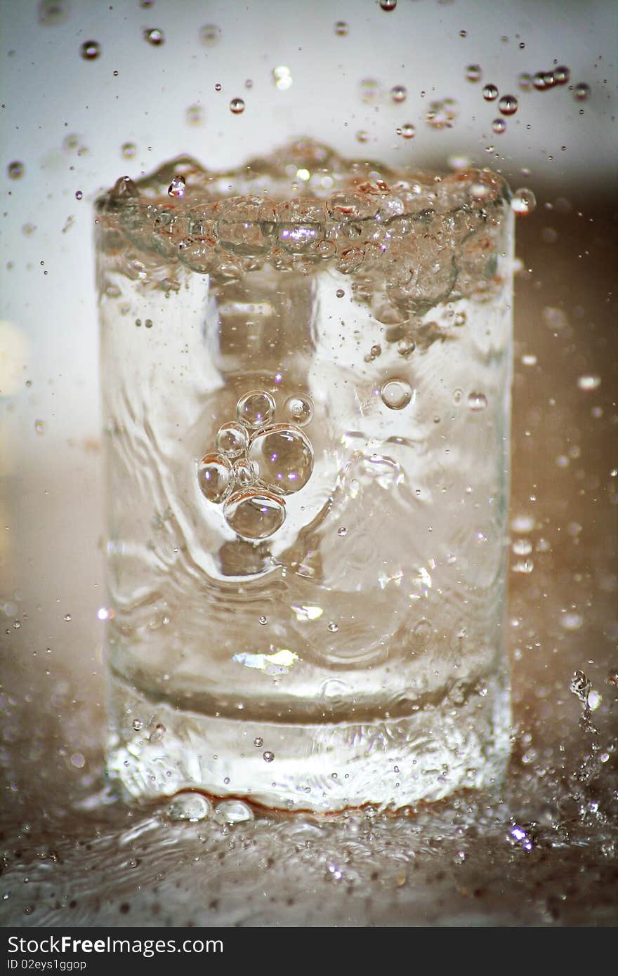 Water go down in glass cap dinamic