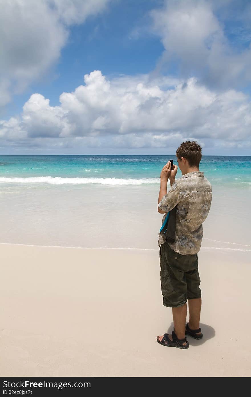 Man make pictures of the ocean on a mobile phone