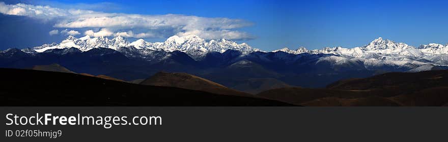 The highest mountain in Sichuan in China.locates in  the edge of Qinhai-tibetan plateau. The highest mountain in Sichuan in China.locates in  the edge of Qinhai-tibetan plateau