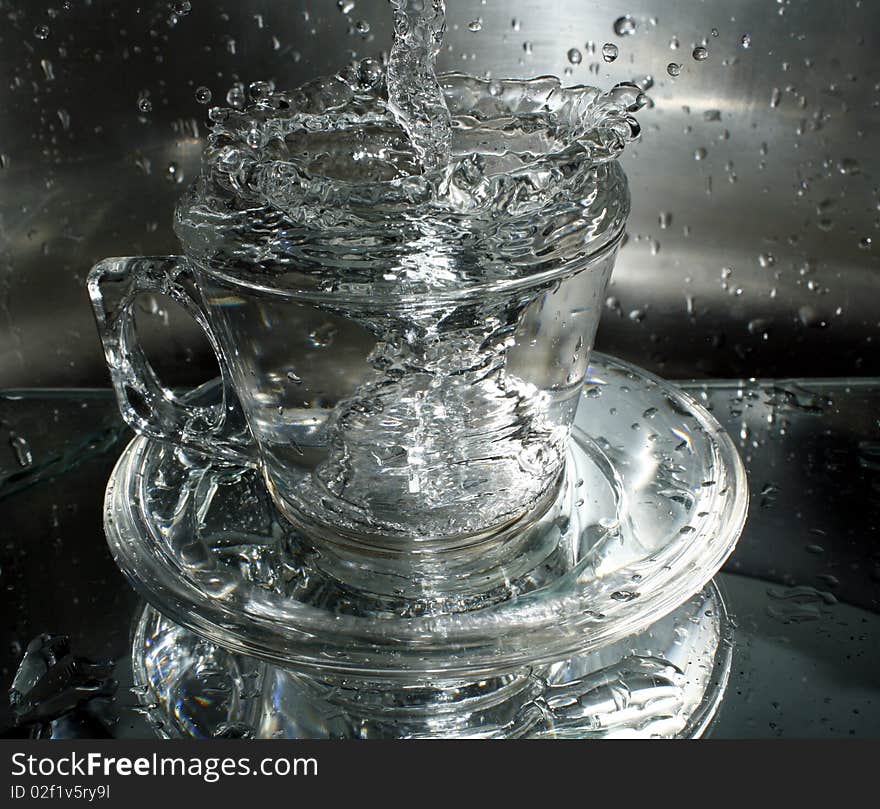 Water splashes in a cup