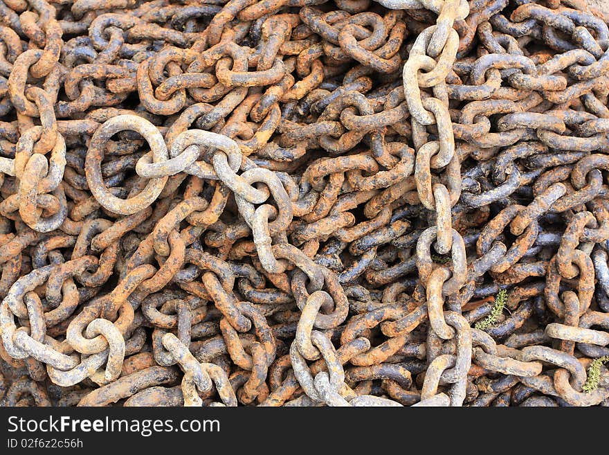 A pile of rusty chains and dumped in the river, said years of vicissitudes.