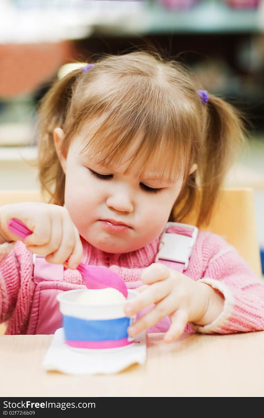 The little girl eats ice-cream