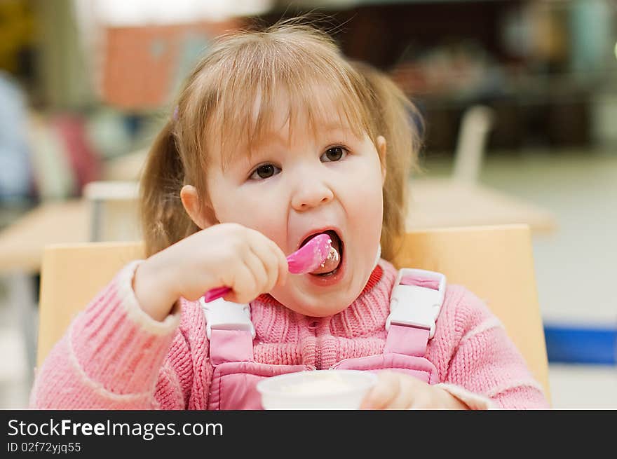 The little girl eats ice-cream