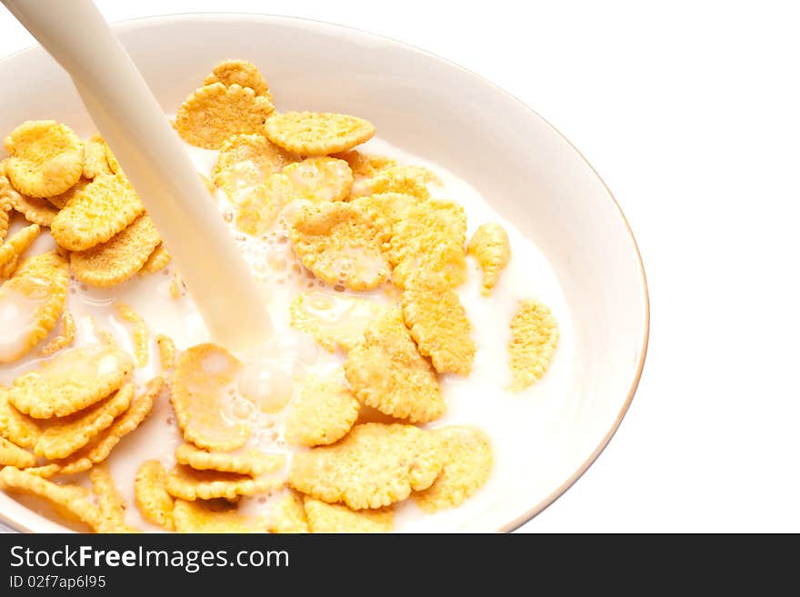 Corn-flakes on white plate.Белый изолированный фон