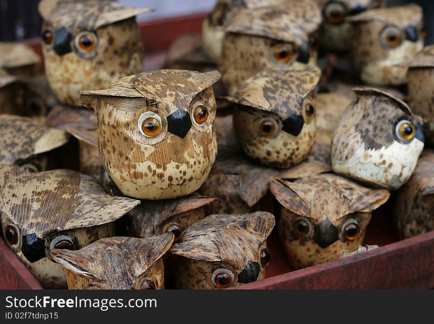 Owls made from a natural material, probably bamboo. These owls are for decoration and have been made in Japan. Owls made from a natural material, probably bamboo. These owls are for decoration and have been made in Japan.