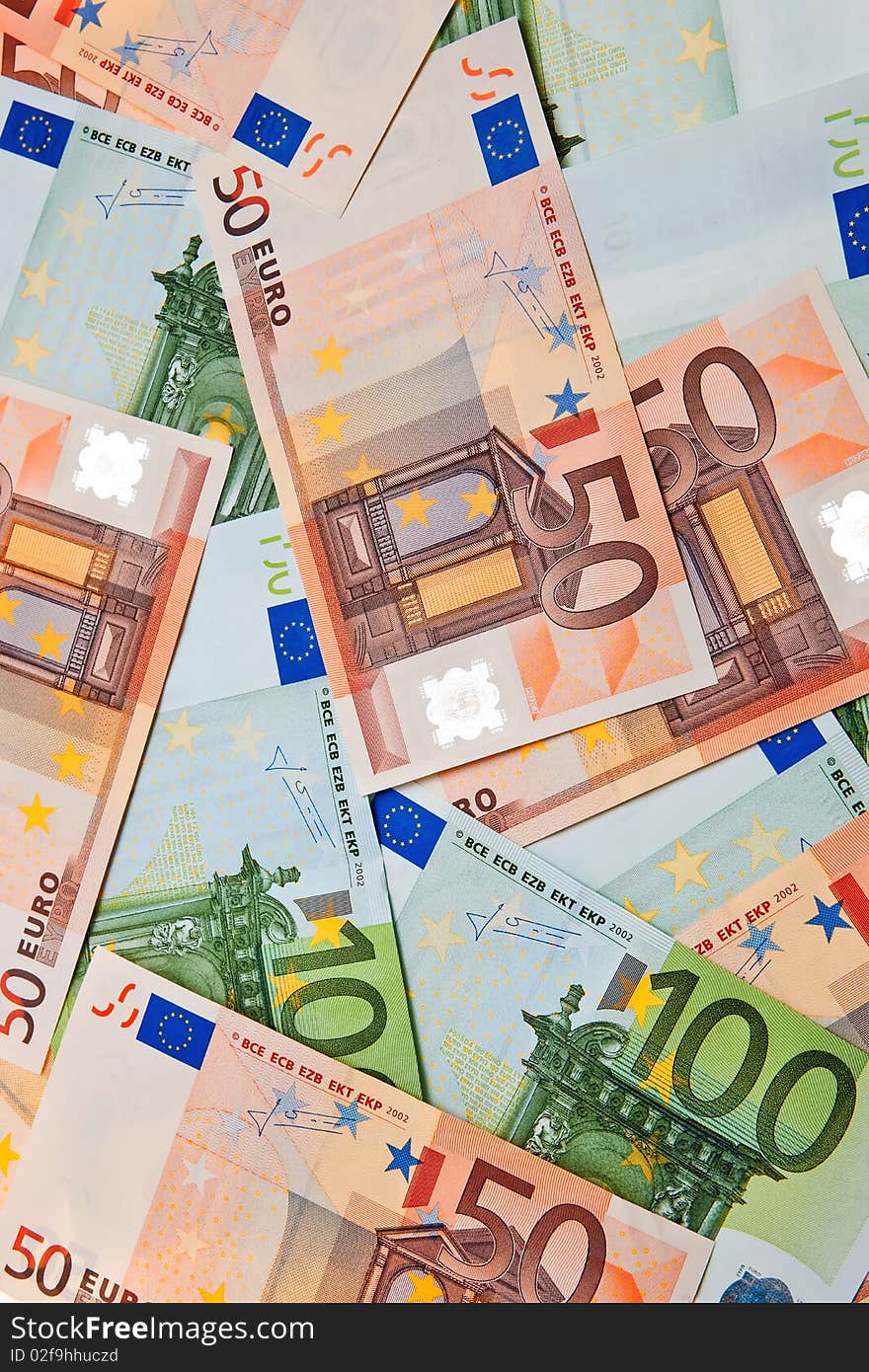 100 and 50 Euro banknotes.