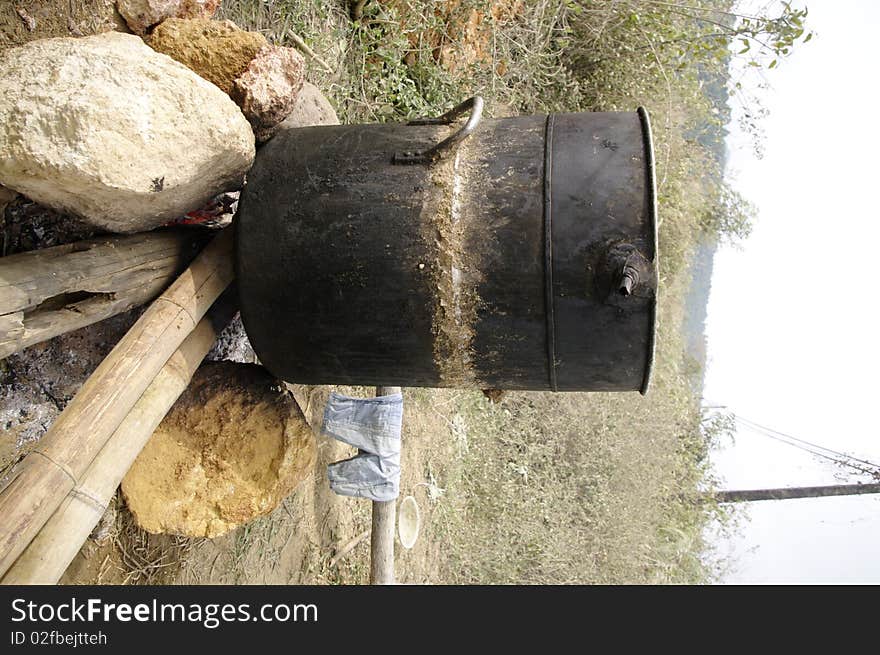 Still rustic in the manufacture of corn liquor. The barrel is plugged into two parts for cooking with cement made with the glutinous rice paste. In the lower part there is corn that has been previously cooked at the water and allow fermentation approximately two weeks. The top open at the top is filled with cold water ensures that the condensation of the alcohol released by the hose from the lower part.
Men drink this much alcohol, practically every meal. Still rustic in the manufacture of corn liquor. The barrel is plugged into two parts for cooking with cement made with the glutinous rice paste. In the lower part there is corn that has been previously cooked at the water and allow fermentation approximately two weeks. The top open at the top is filled with cold water ensures that the condensation of the alcohol released by the hose from the lower part.
Men drink this much alcohol, practically every meal.